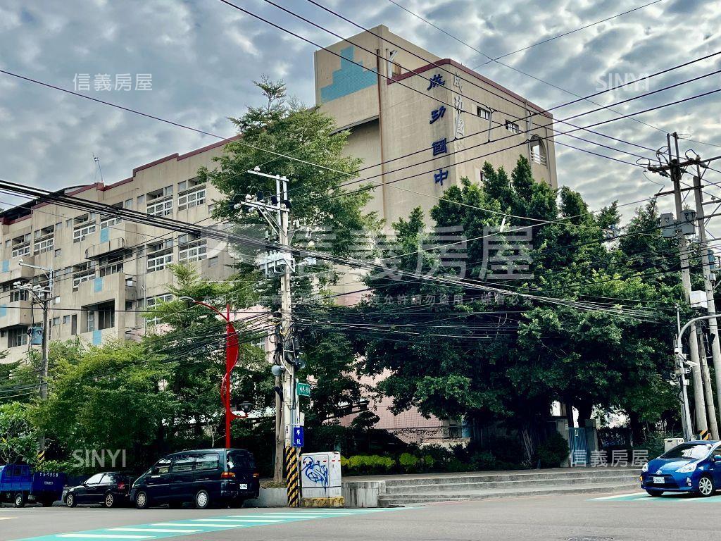 大面寬前院車庫別墅房屋室內格局與周邊環境