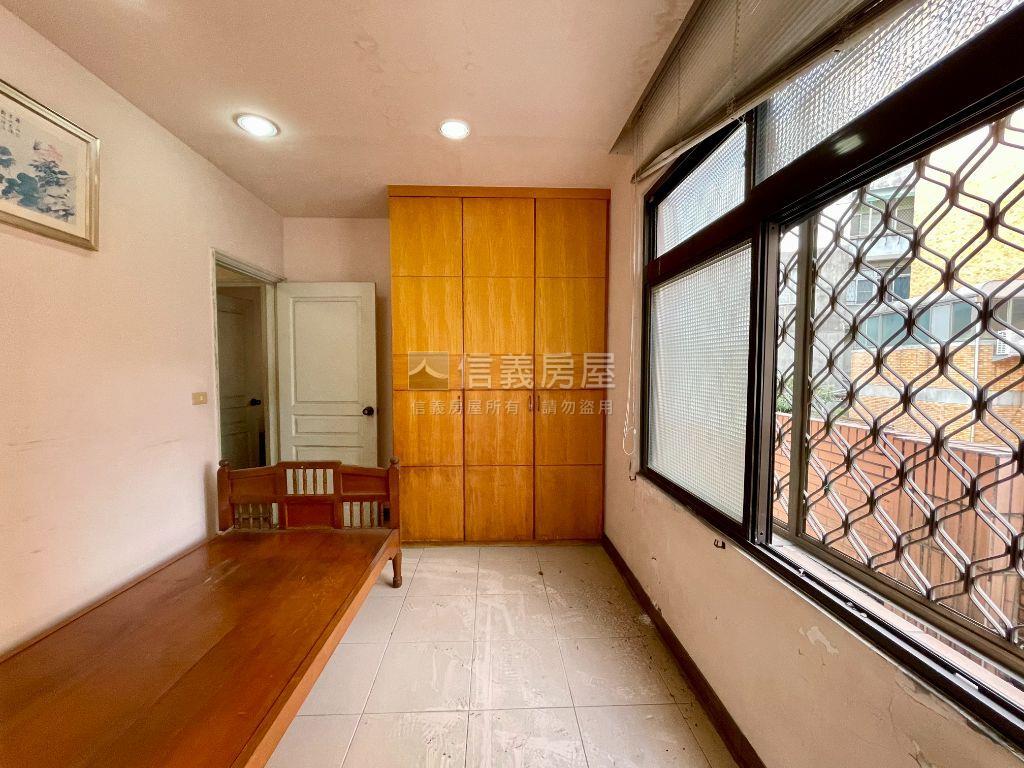 士東路角窗透天★可自地建房屋室內格局與周邊環境