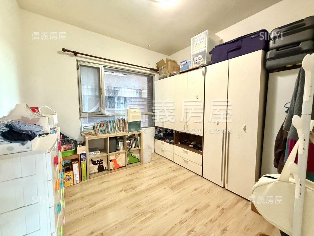 荷蘭面球場三房平車房屋室內格局與周邊環境