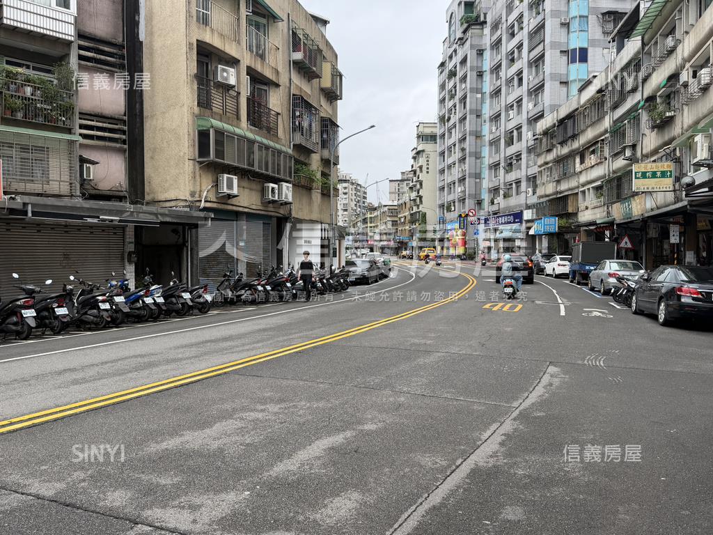 專任林口街大面寬金店面房屋室內格局與周邊環境