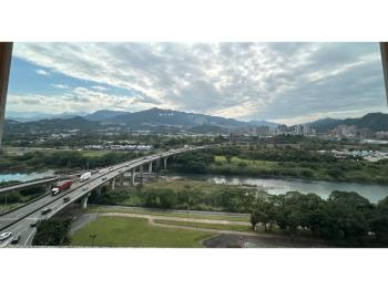 中央新村河景美宅