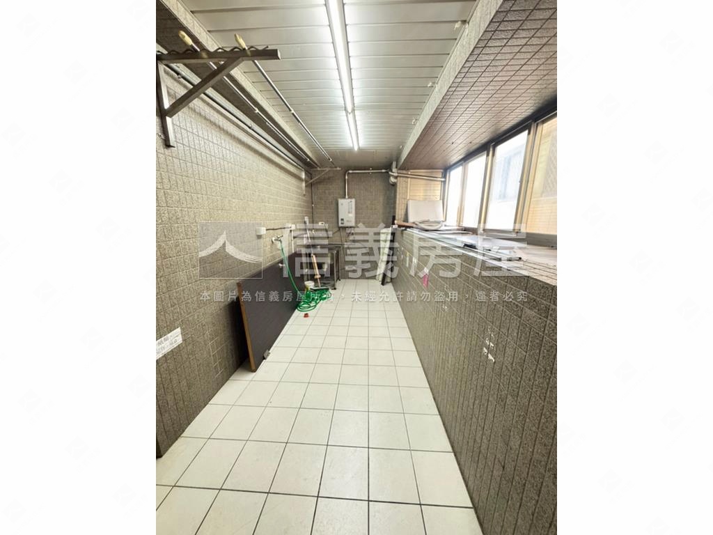 京華策略辦公大樓附車位房屋室內格局與周邊環境