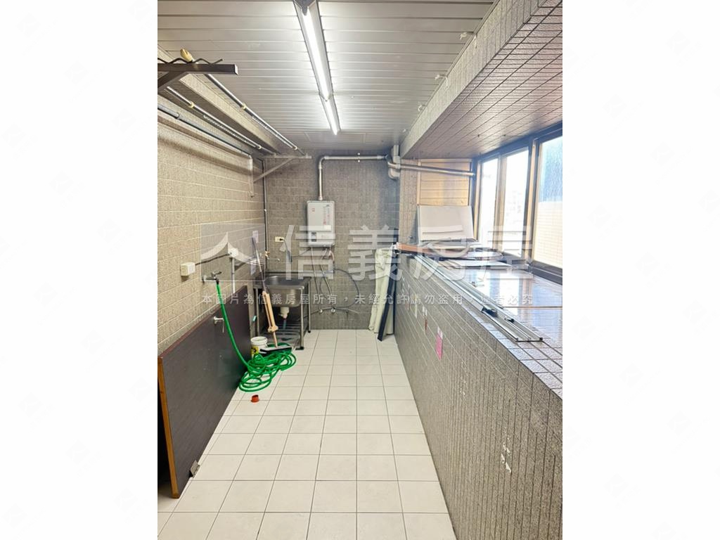 京華策略辦公大樓附車位房屋室內格局與周邊環境