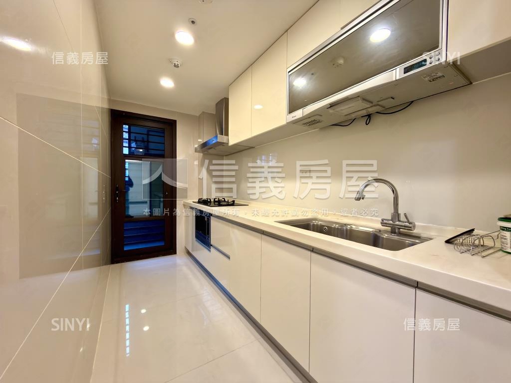 世界之星高樓三房車位房屋室內格局與周邊環境