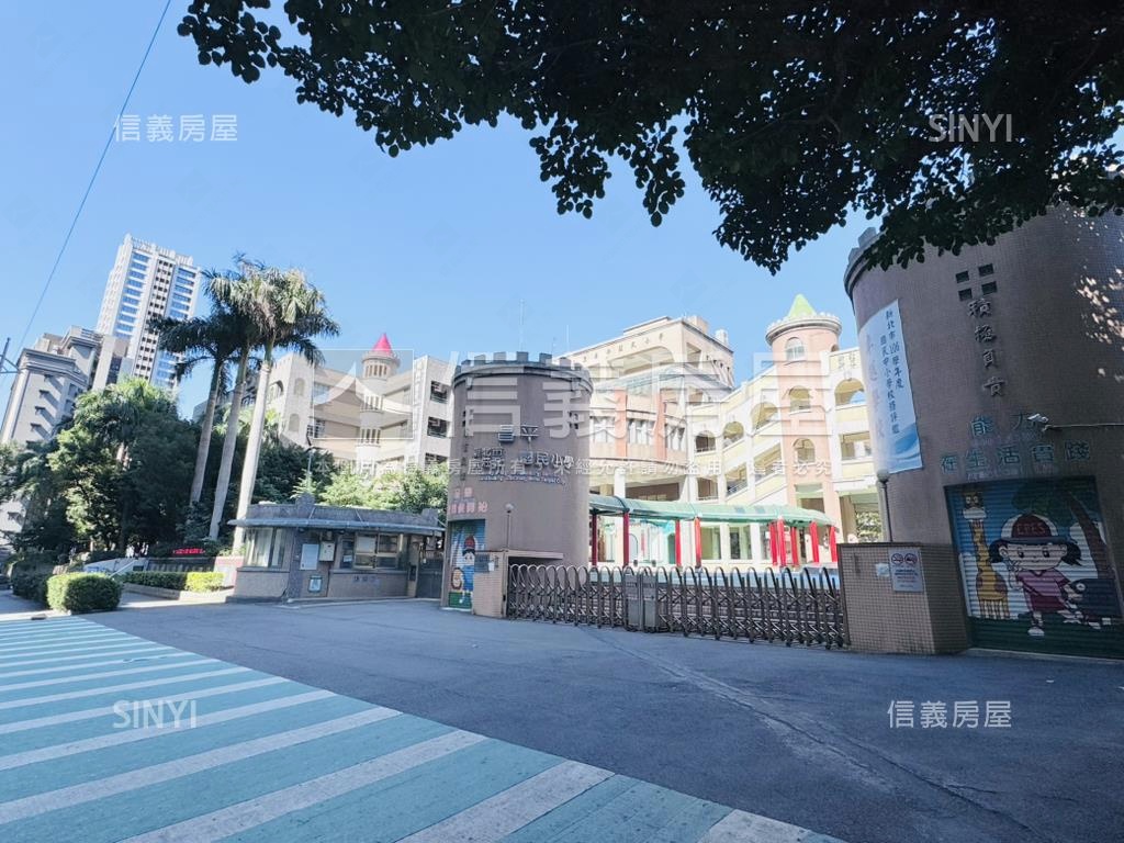 亞昕森中央高樓兩房車位房屋室內格局與周邊環境