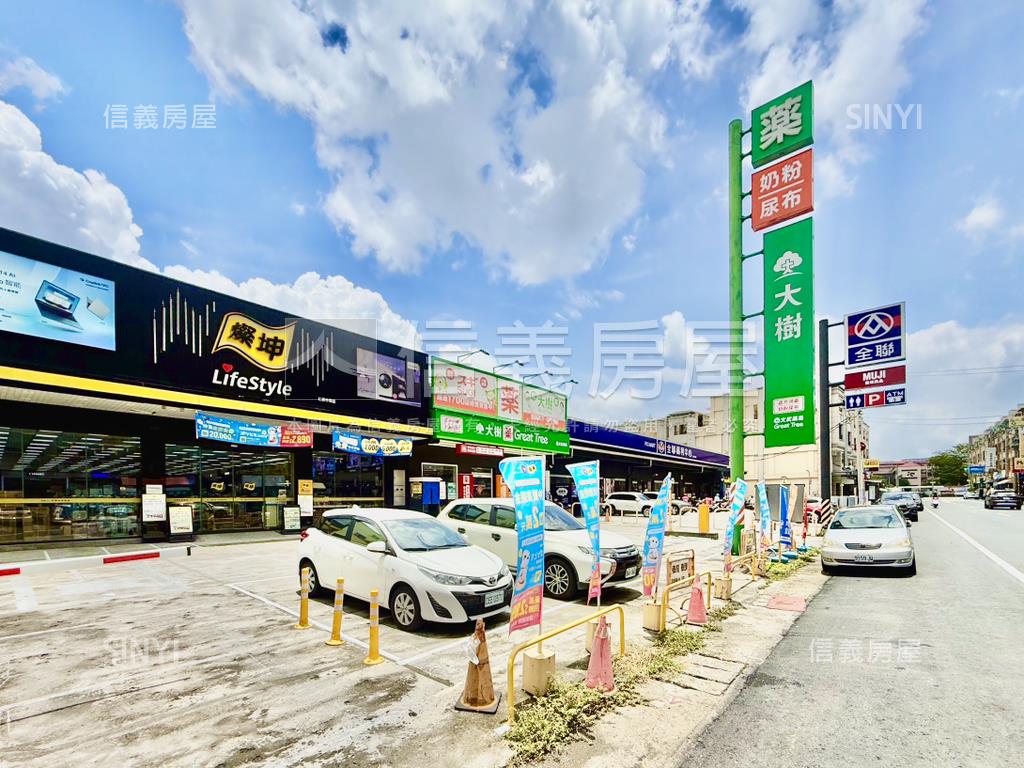 仁武面寬約１３米雙車墅房屋室內格局與周邊環境
