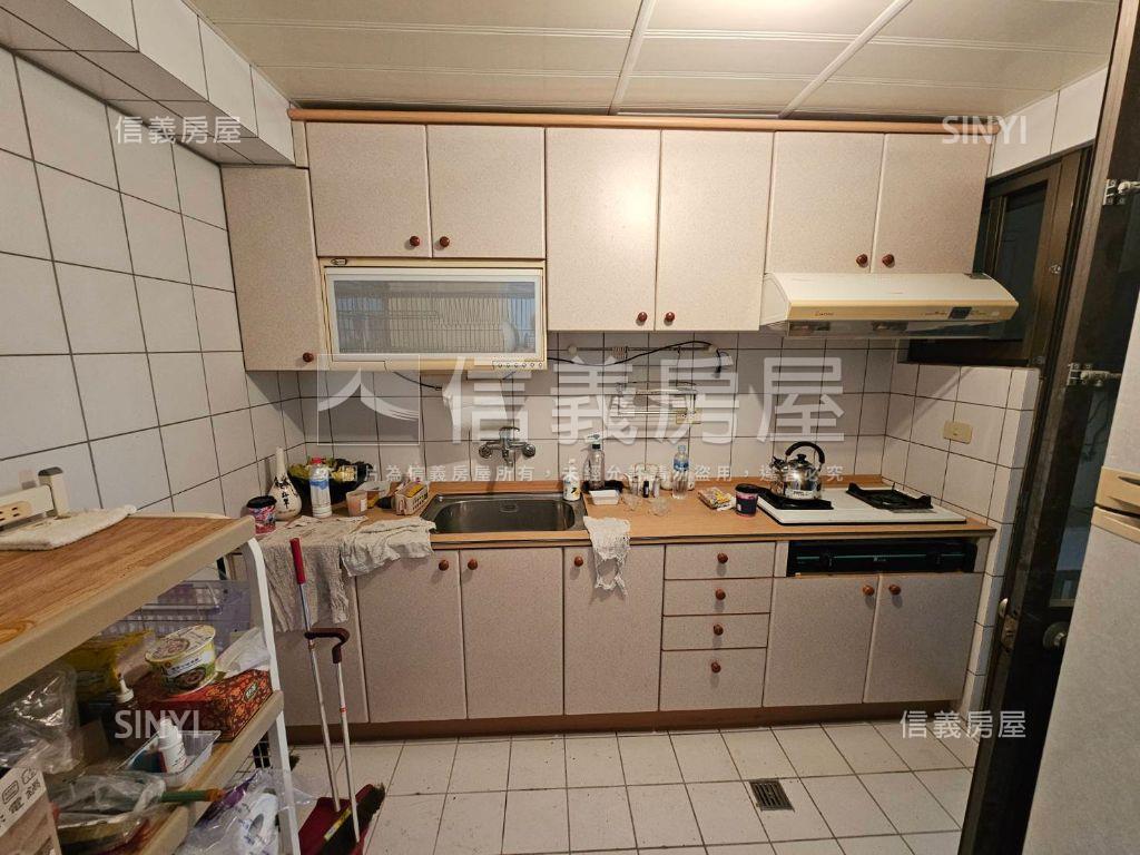 稀有！！南港國宅景觀雙衛房屋室內格局與周邊環境