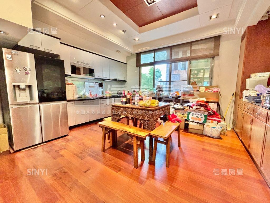 市政巴黎＞雙車位邊間別墅房屋室內格局與周邊環境