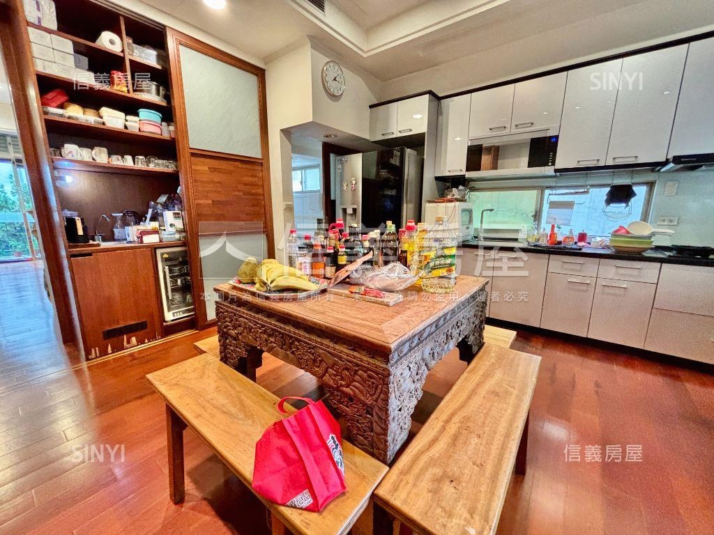 市政巴黎＞雙車位邊間別墅房屋室內格局與周邊環境