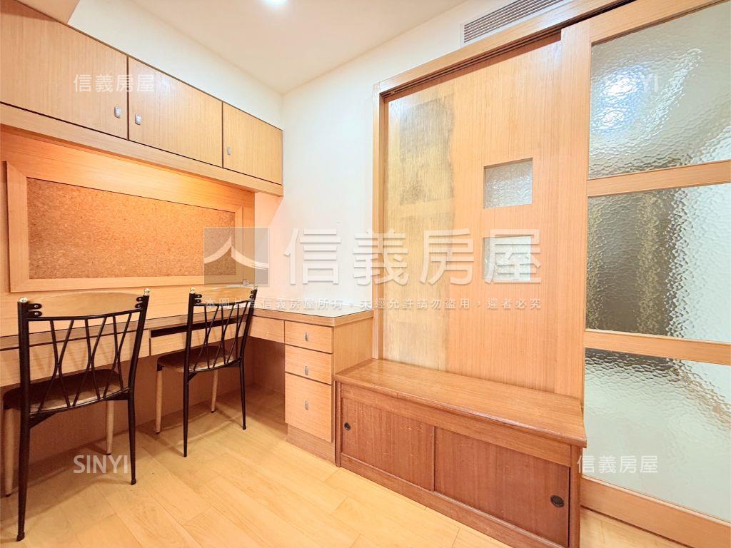 捷運中山國小採光美妝套房房屋室內格局與周邊環境