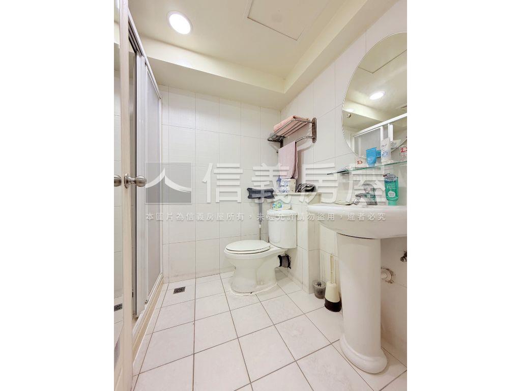 捷運中山國小採光美妝套房房屋室內格局與周邊環境