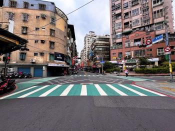 中和街三角窗金店面