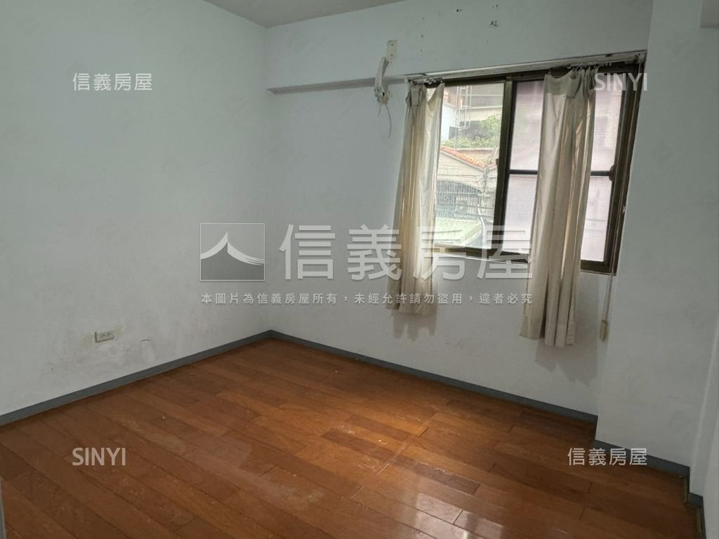 三奇六秀三房車位房屋室內格局與周邊環境