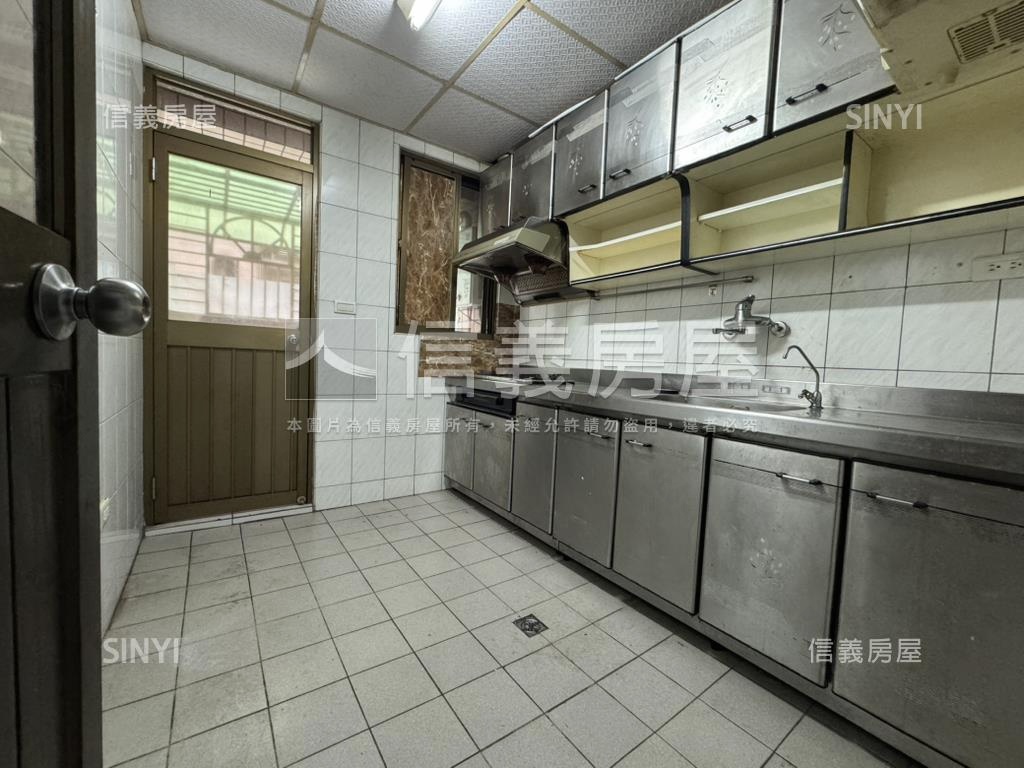 三奇六秀三房車位房屋室內格局與周邊環境