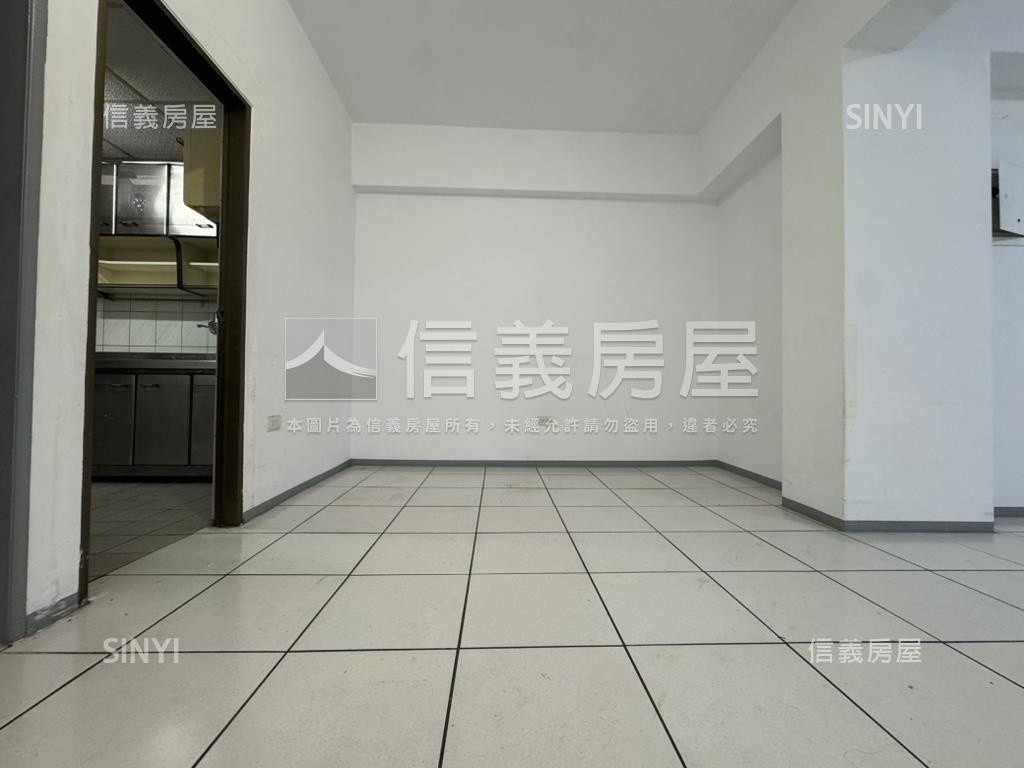 三奇六秀三房車位房屋室內格局與周邊環境