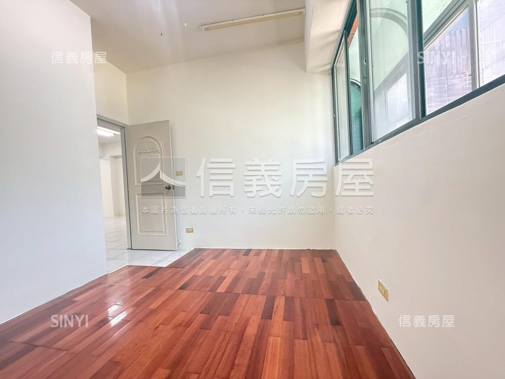 巨城曙光世華大樓三房車位房屋室內格局與周邊環境