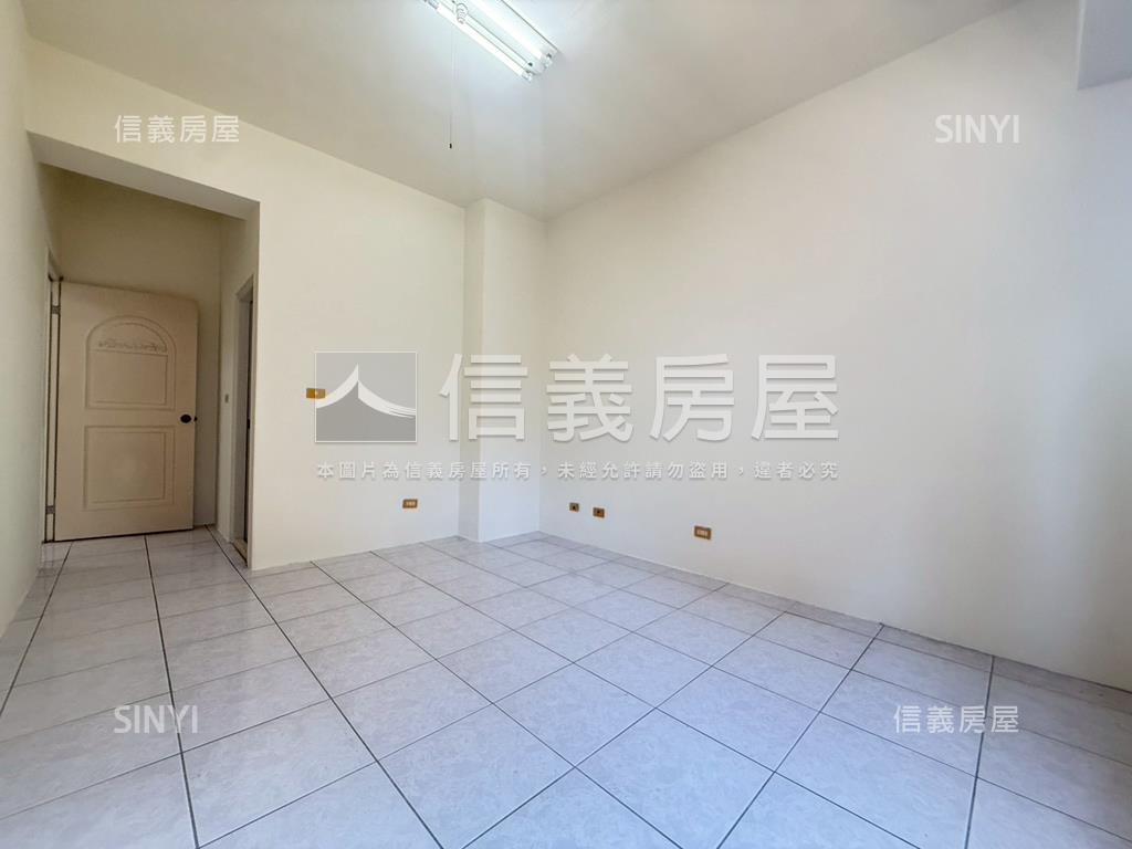 巨城曙光世華大樓三房車位房屋室內格局與周邊環境