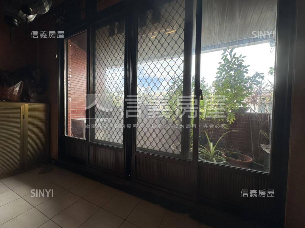 東區｜崇善車庫透天房屋室內格局與周邊環境