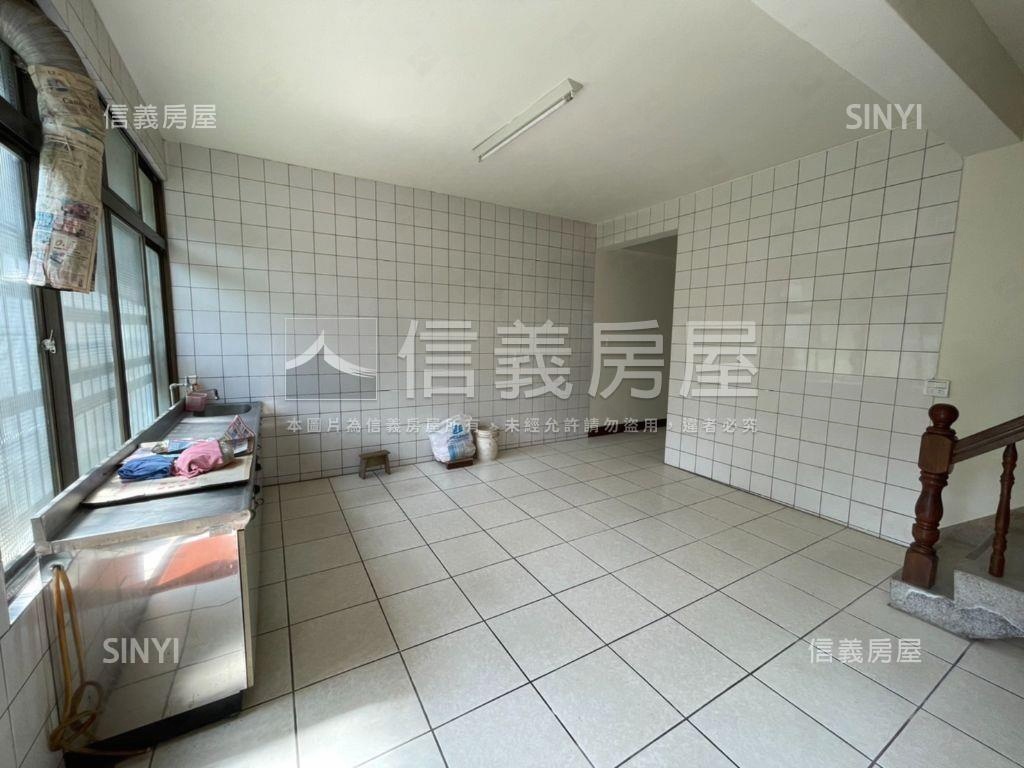 後院植栽大地坪透天房屋室內格局與周邊環境