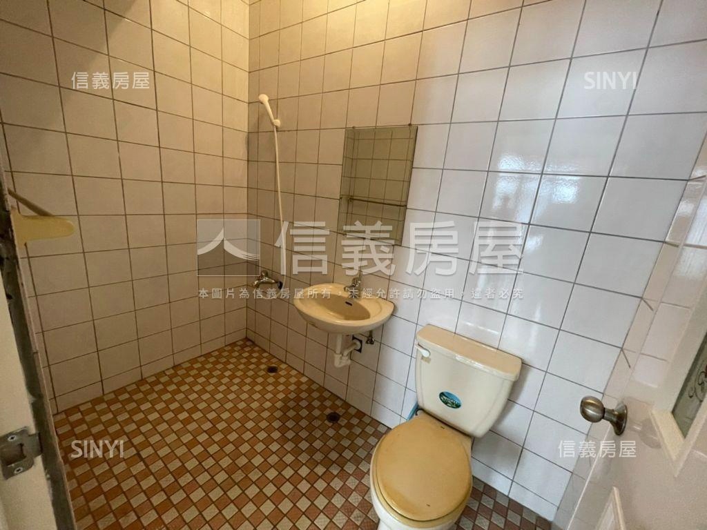 後院植栽大地坪透天房屋室內格局與周邊環境
