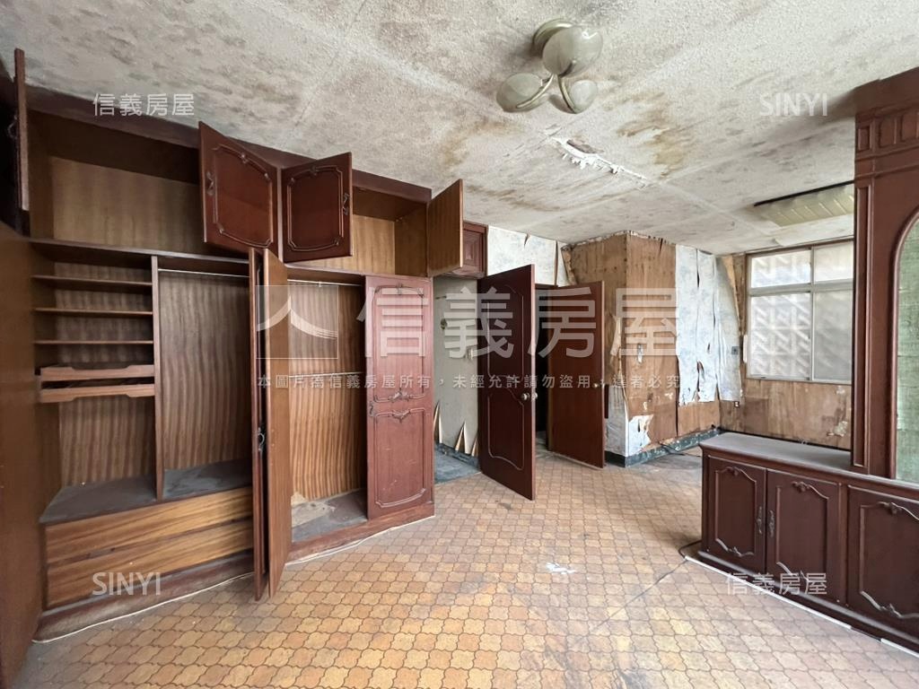 林百貨旁三層透天古厝房屋室內格局與周邊環境