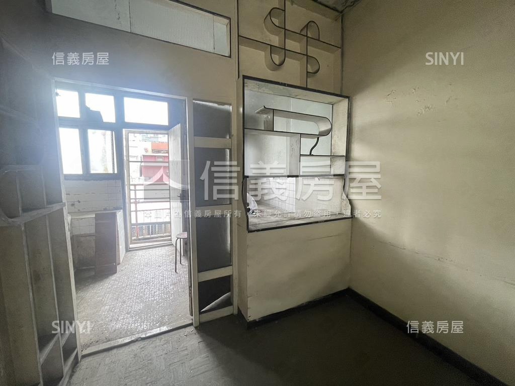 低總價高ＣＰ值四樓寓房屋室內格局與周邊環境