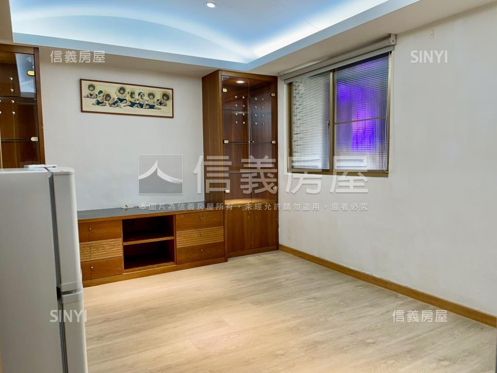 近雙子星．一房一廳有陽台房屋室內格局與周邊環境