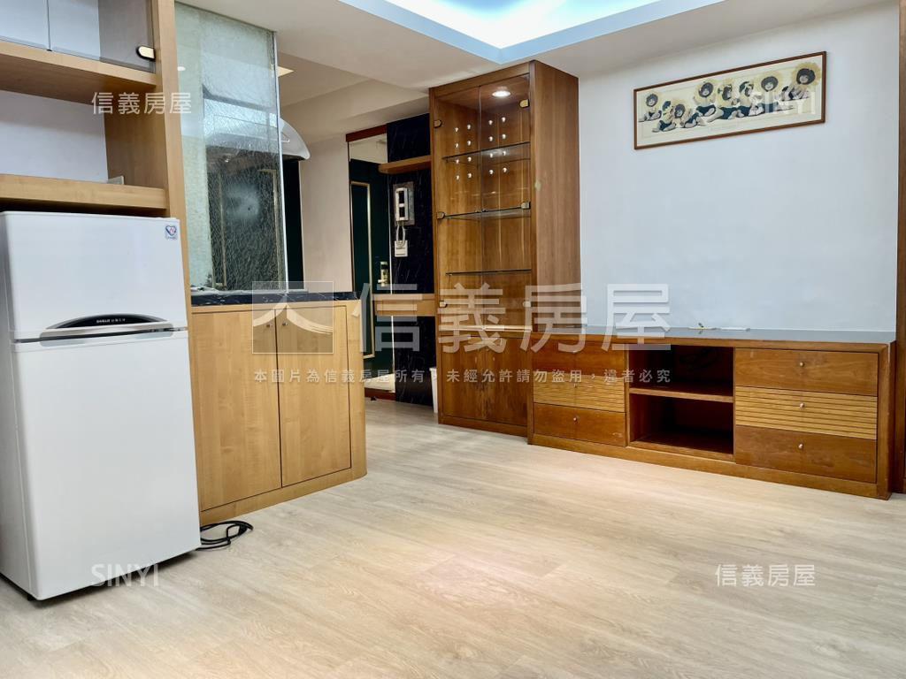 近雙子星．一房一廳有陽台房屋室內格局與周邊環境