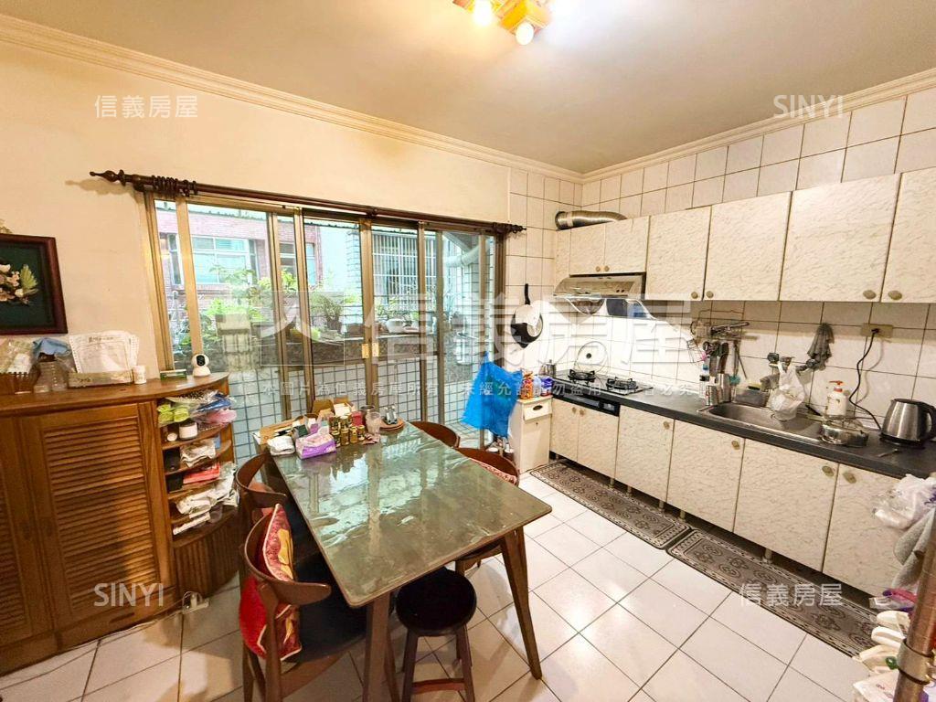 東方大鎮挑高美透天房屋室內格局與周邊環境