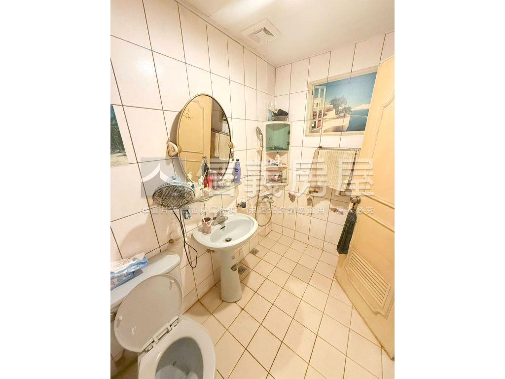 東方大鎮挑高美透天房屋室內格局與周邊環境