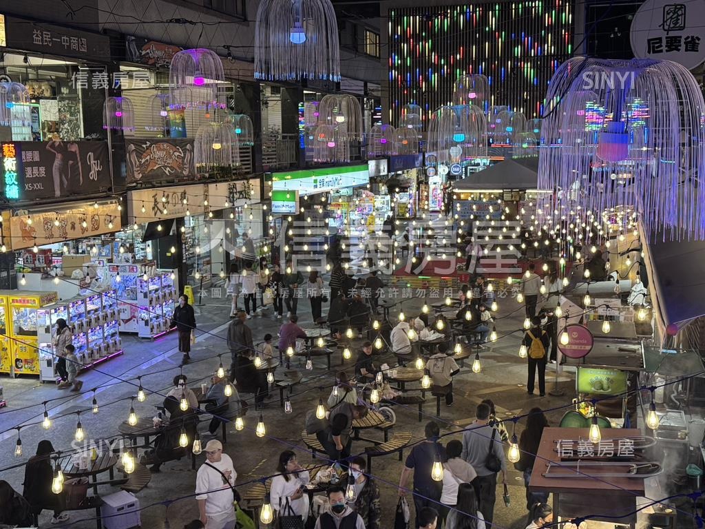 正一中街廣場舞台旁金店面房屋室內格局與周邊環境