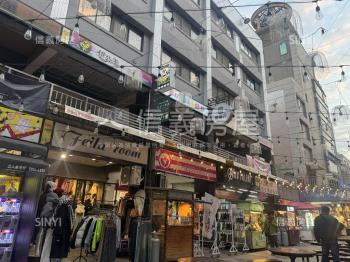 正一中街廣場舞台旁金店面