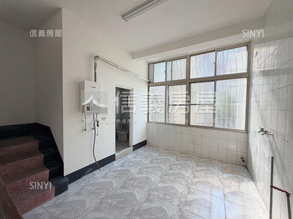 建國二路人潮吃市黃金店面房屋室內格局與周邊環境