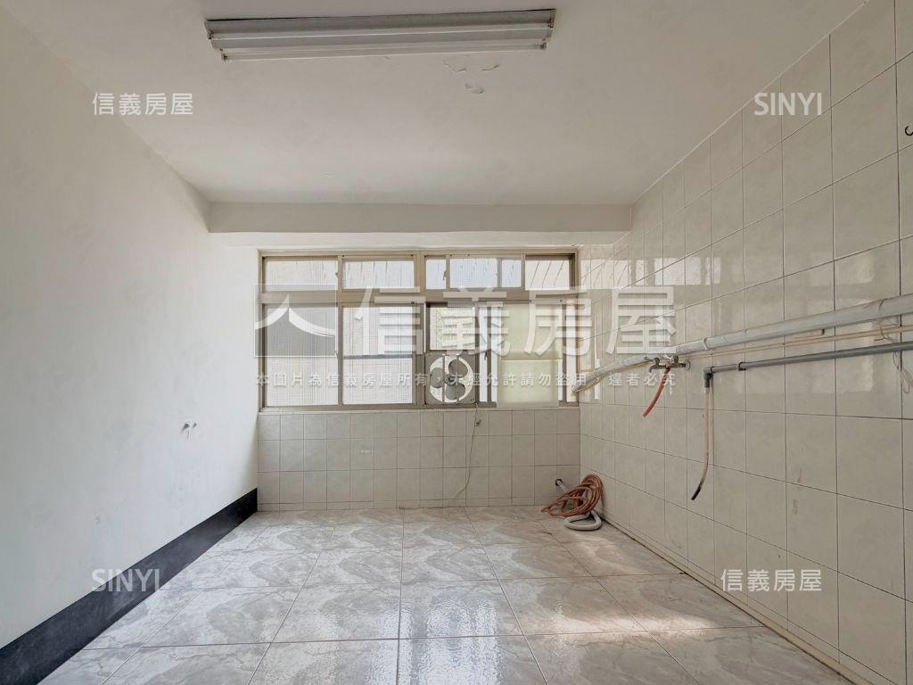 建國二路人潮吃市黃金店面房屋室內格局與周邊環境