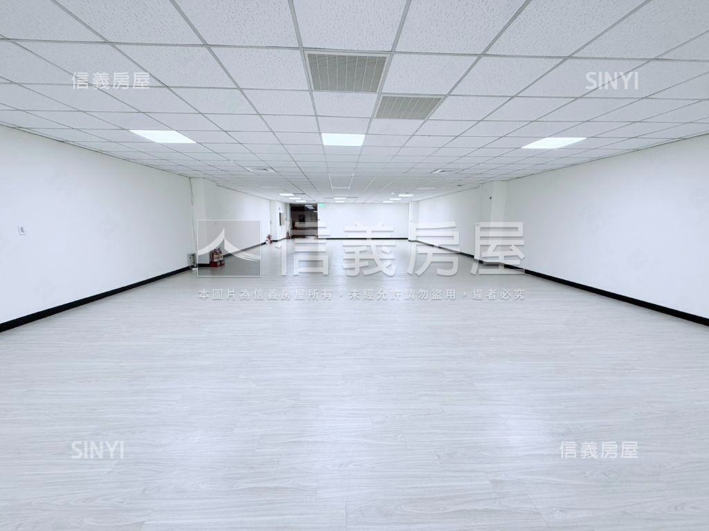 老闆微笑近捷運經貿廣場房屋室內格局與周邊環境