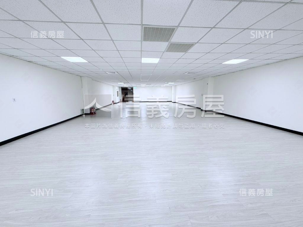 老闆微笑近捷運經貿廣場房屋室內格局與周邊環境