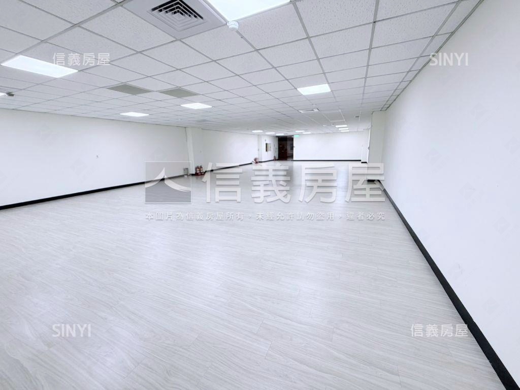老闆微笑近捷運經貿廣場房屋室內格局與周邊環境