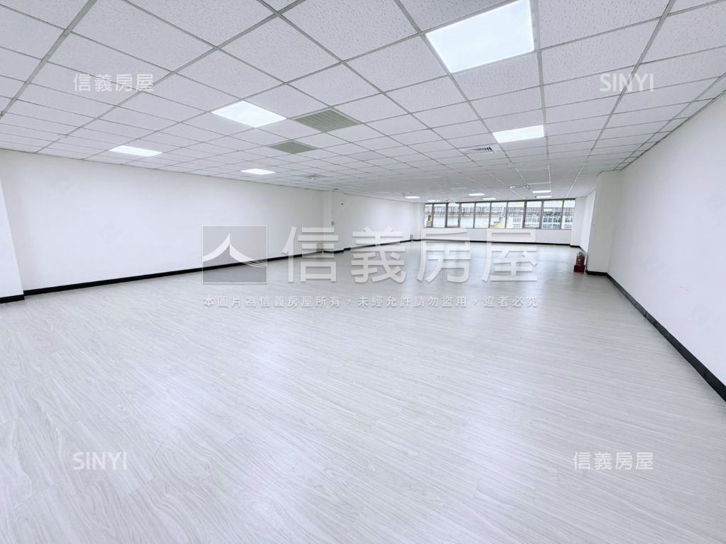 老闆微笑近捷運經貿廣場房屋室內格局與周邊環境