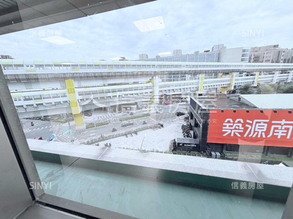 老闆微笑近捷運經貿廣場房屋室內格局與周邊環境