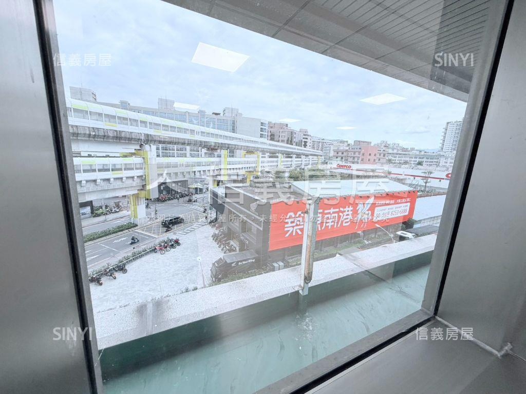 老闆微笑近捷運經貿廣場房屋室內格局與周邊環境