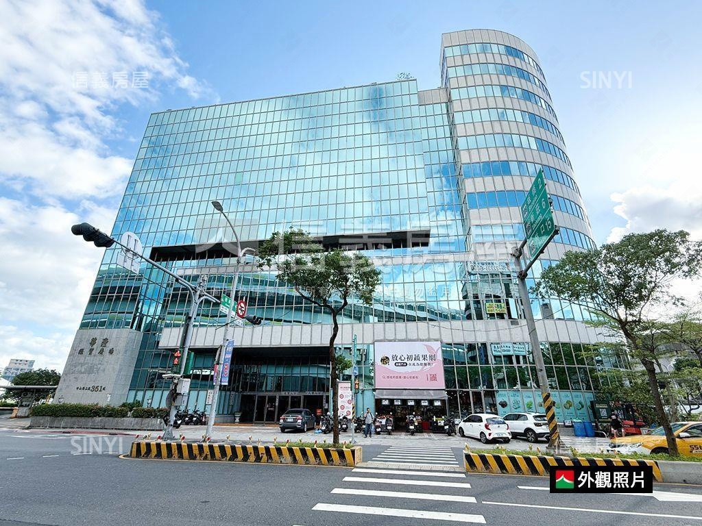 老闆微笑近捷運經貿廣場房屋室內格局與周邊環境