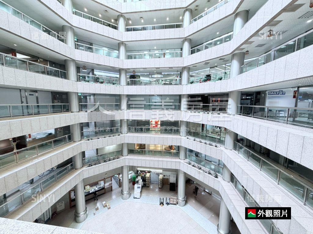 老闆微笑近捷運經貿廣場房屋室內格局與周邊環境