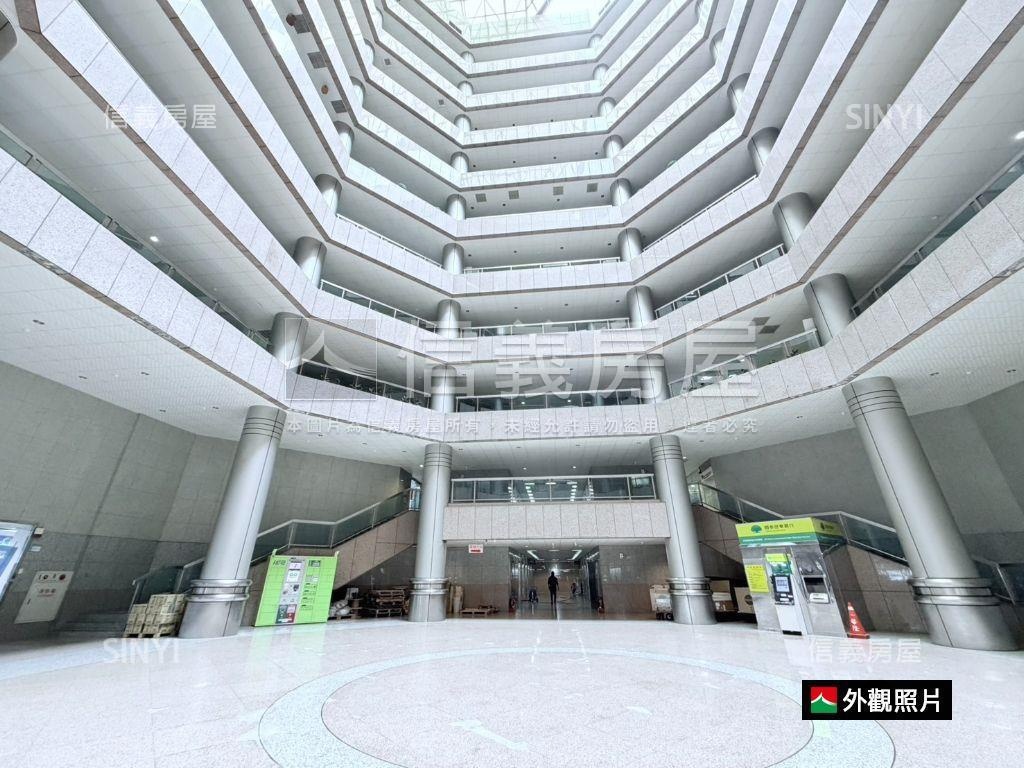 老闆微笑近捷運經貿廣場房屋室內格局與周邊環境
