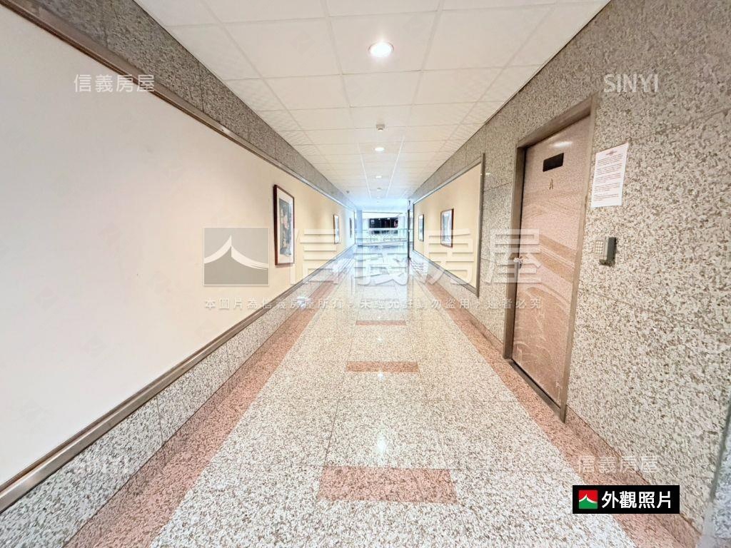 老闆微笑近捷運經貿廣場房屋室內格局與周邊環境