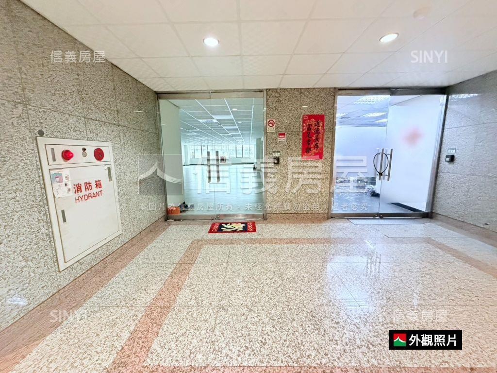 老闆微笑近捷運經貿廣場房屋室內格局與周邊環境
