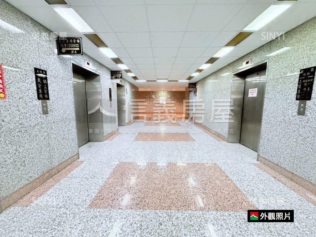 老闆微笑近捷運經貿廣場房屋室內格局與周邊環境