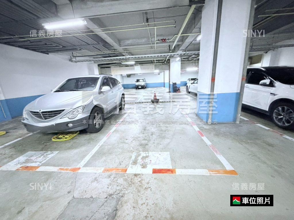 老闆微笑近捷運經貿廣場房屋室內格局與周邊環境