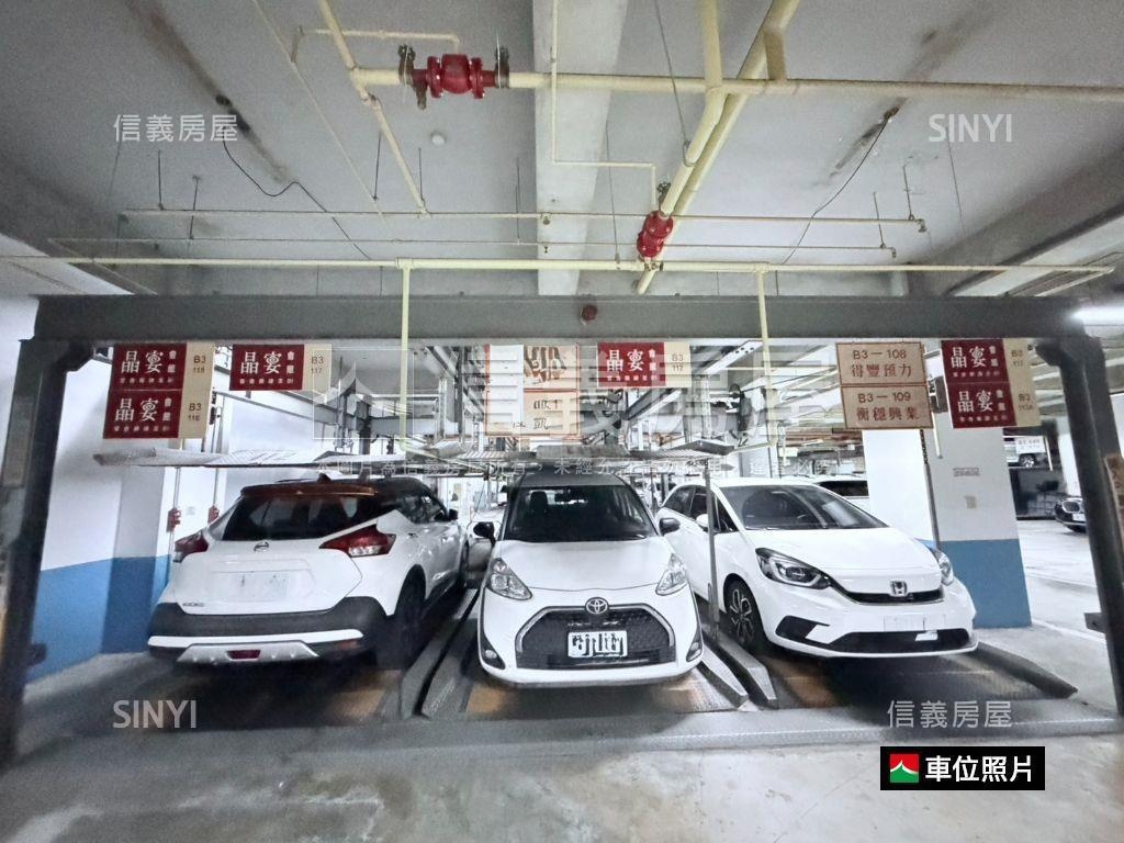 老闆微笑近捷運經貿廣場房屋室內格局與周邊環境