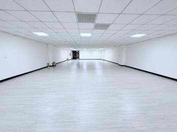 老闆微笑近捷運經貿廣場