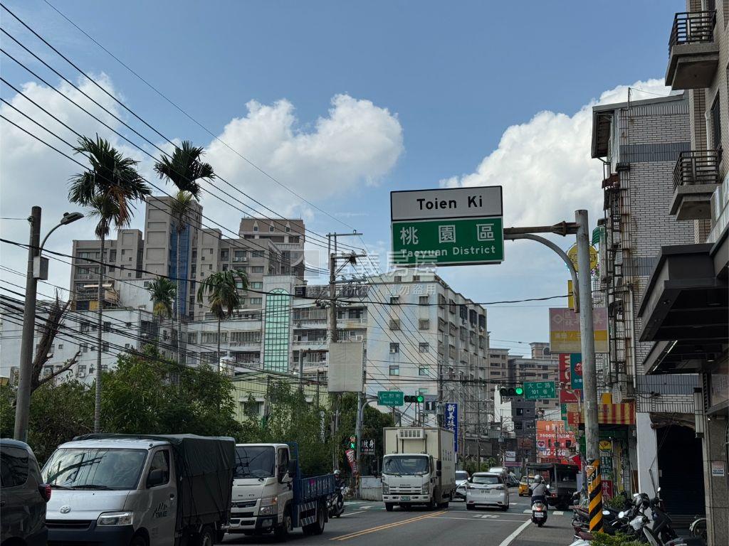 樂活市．頂樓明亮兩房車位房屋室內格局與周邊環境